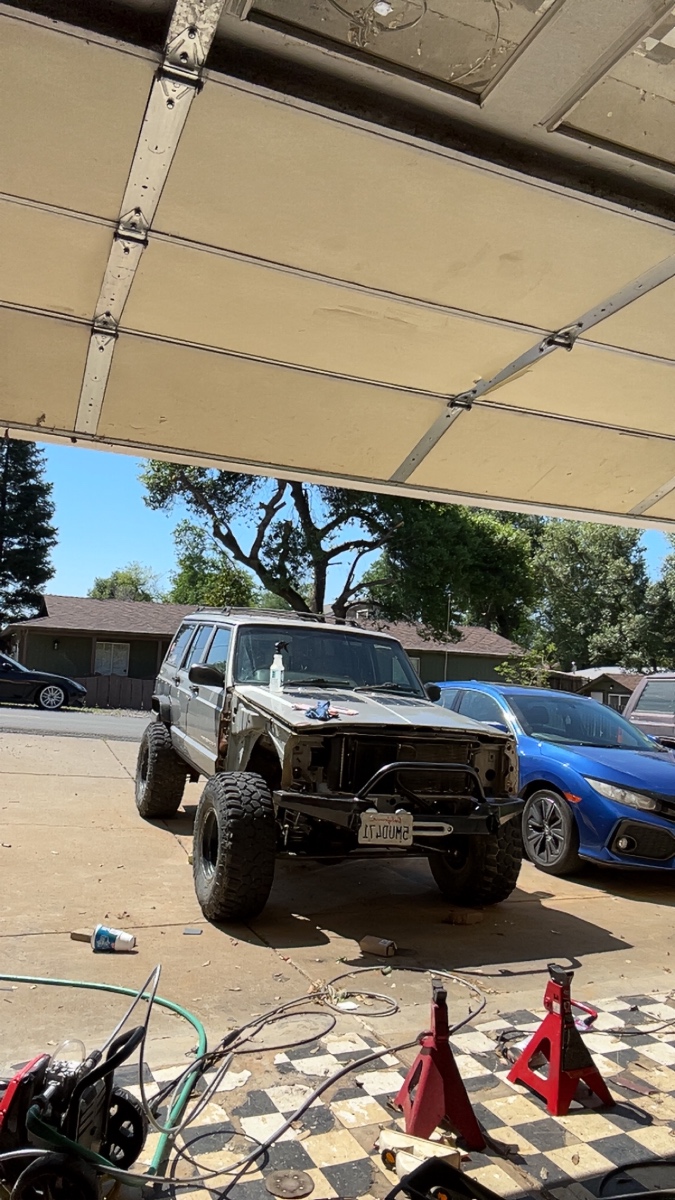 Silverstone XJ, a tan 2000 Jeep Cherokee on 33-inch tires with a 3.5-inch lift, photo 33 of 42
