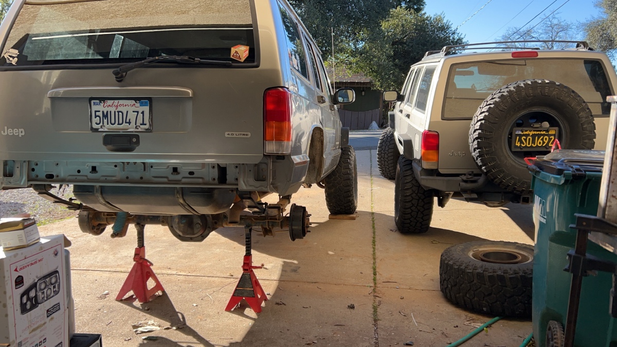 Silverstone XJ, a tan 2000 Jeep Cherokee on 33-inch tires with a 3.5-inch lift, photo 40 of 42