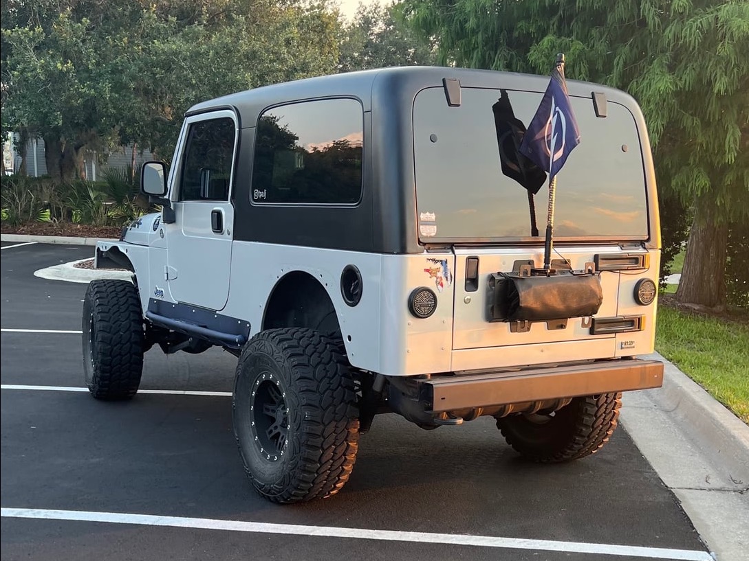 signal-41, a white 2005 Jeep Wrangler LJ with a 3.5-inch lift, photo 12 of 17