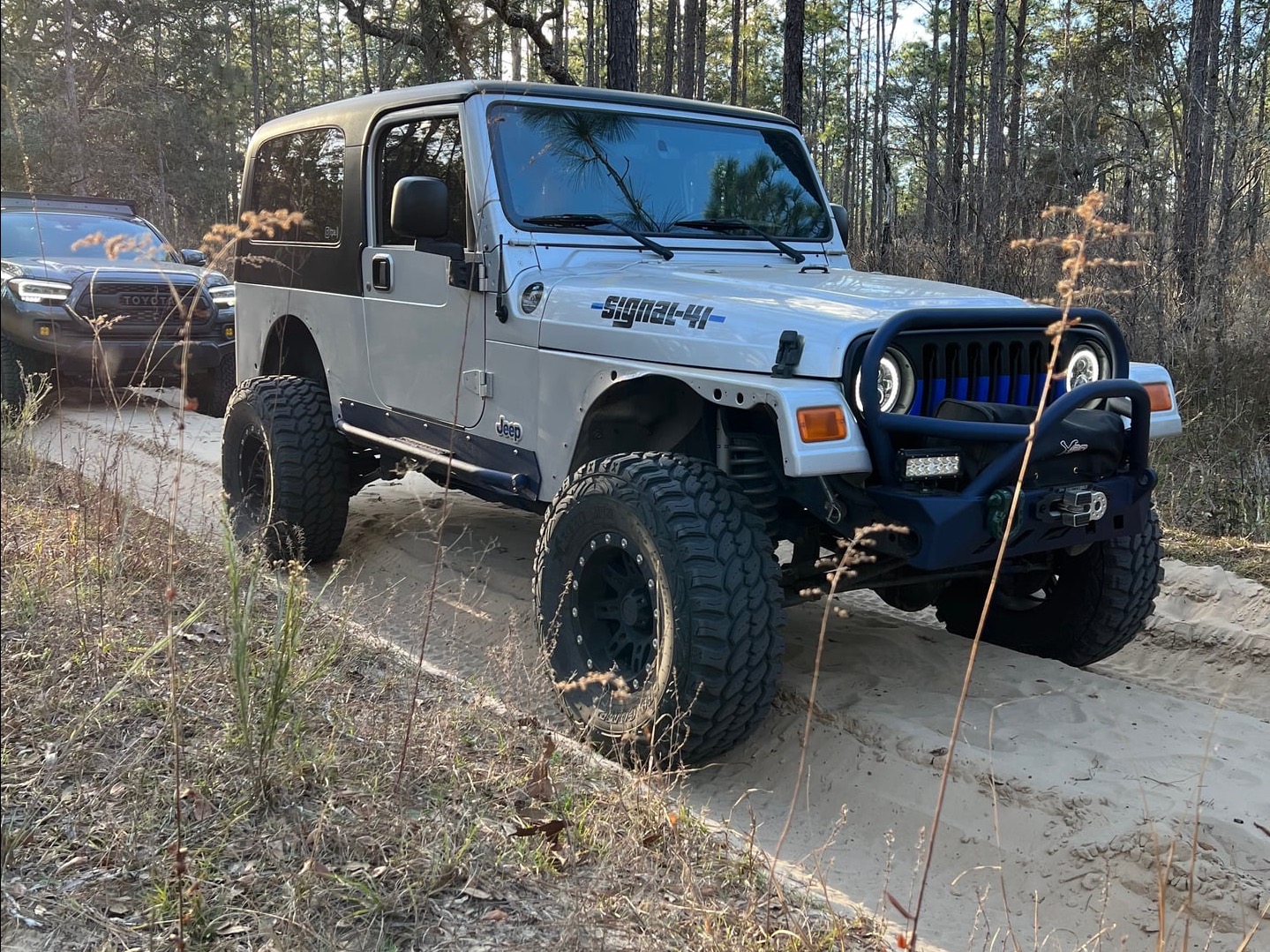 signal-41, a white 2005 Jeep Wrangler LJ with a 3.5-inch lift, photo 14 of 17