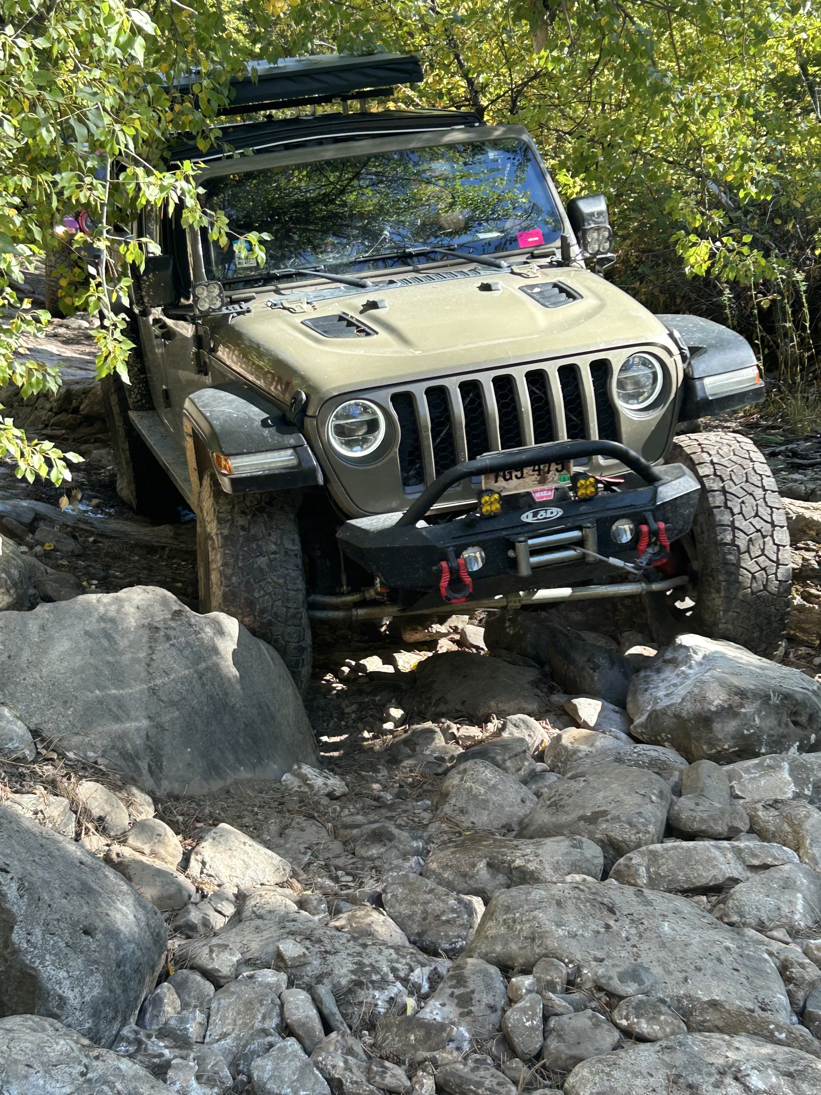 SD Wayfinder, a tan 2020 Jeep Gladiator on 37-inch tires with a 2.5-inch lift, photo 15 of 21