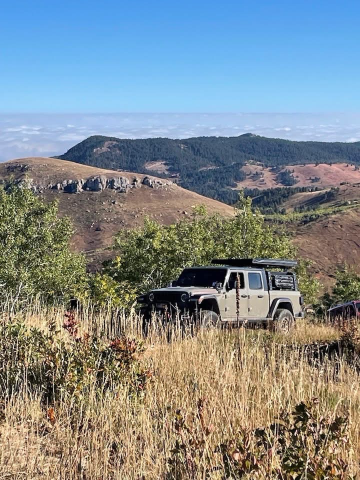 SD Wayfinder, a tan 2020 Jeep Gladiator on 37-inch tires with a 2.5-inch lift, photo 19 of 21
