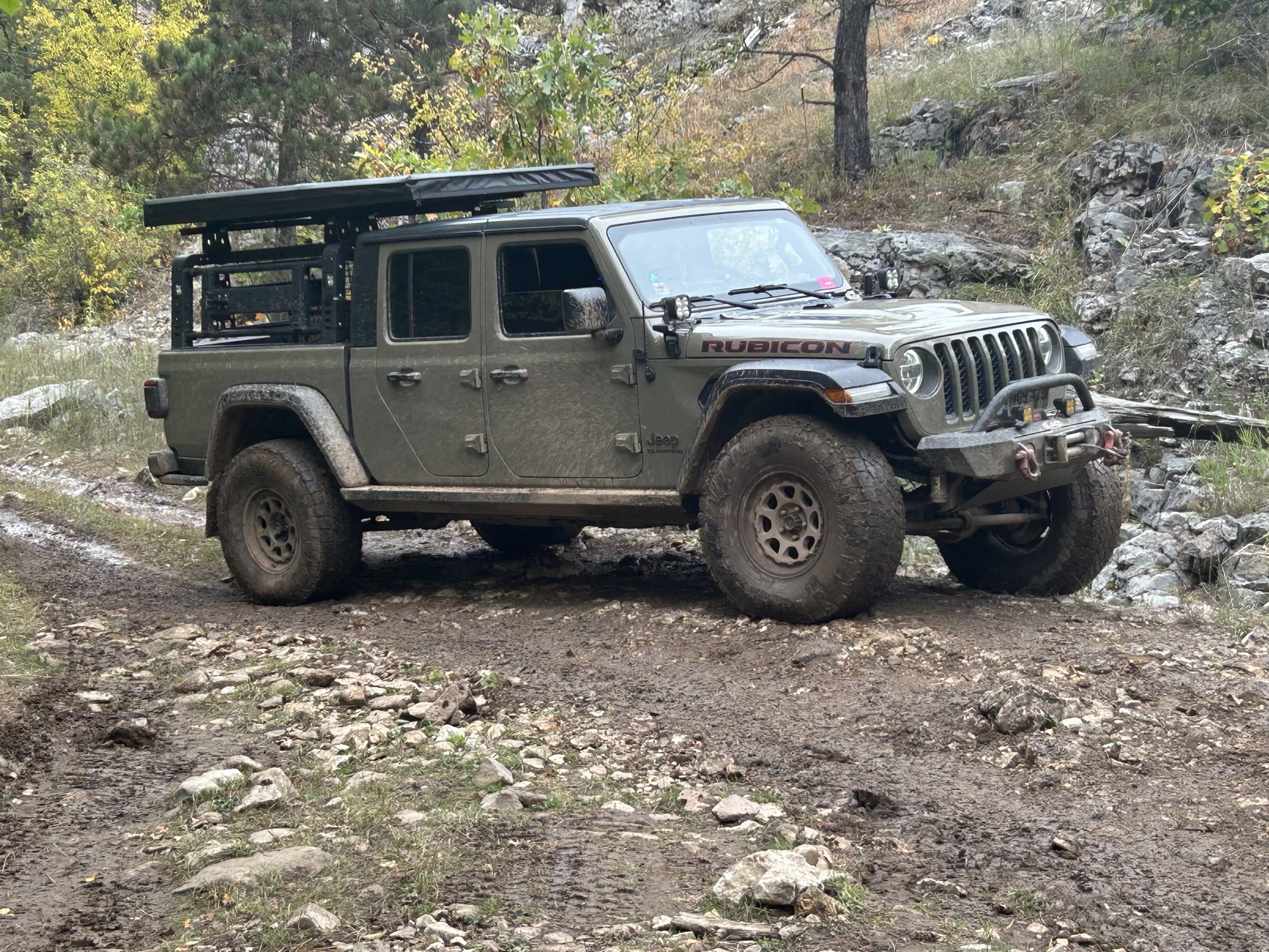 SD Wayfinder, a tan 2020 Jeep Gladiator on 37-inch tires with a 2.5-inch lift, photo 18 of 21
