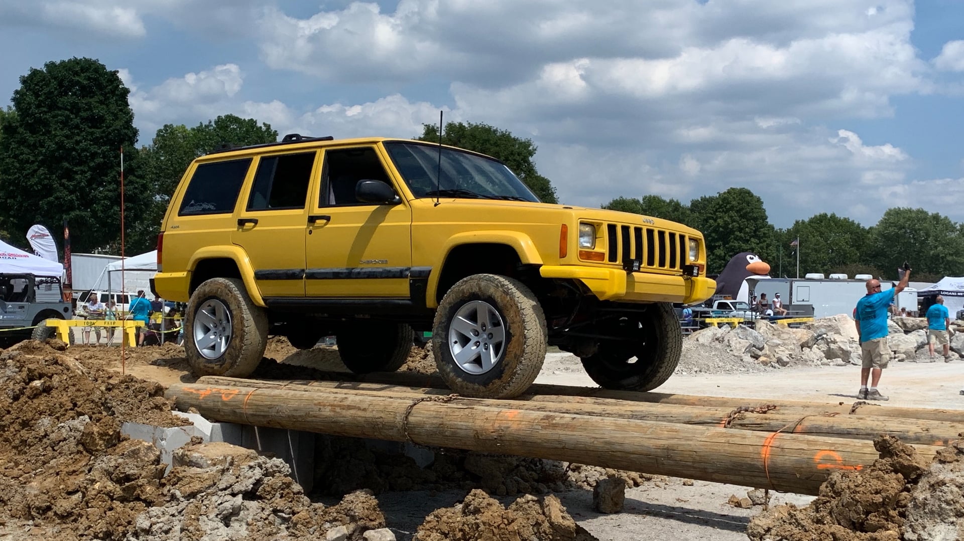 Spool Bus, a yellow 2001 Jeep Cherokee XJ on 33-inch tires with a 5.5-inch lift, photo 14 of 14