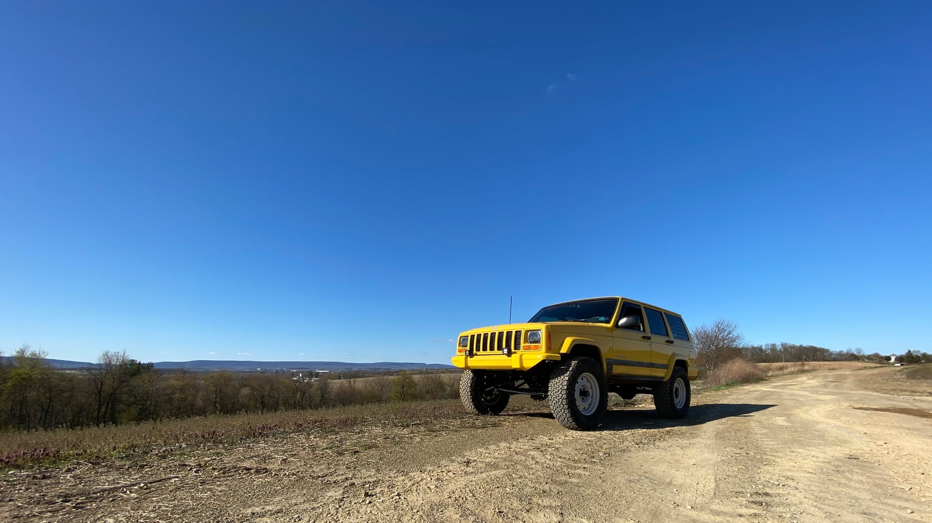 Spool Bus, a yellow 2001 Jeep Cherokee XJ on 33-inch tires with a 5.5-inch lift, photo 13 of 14