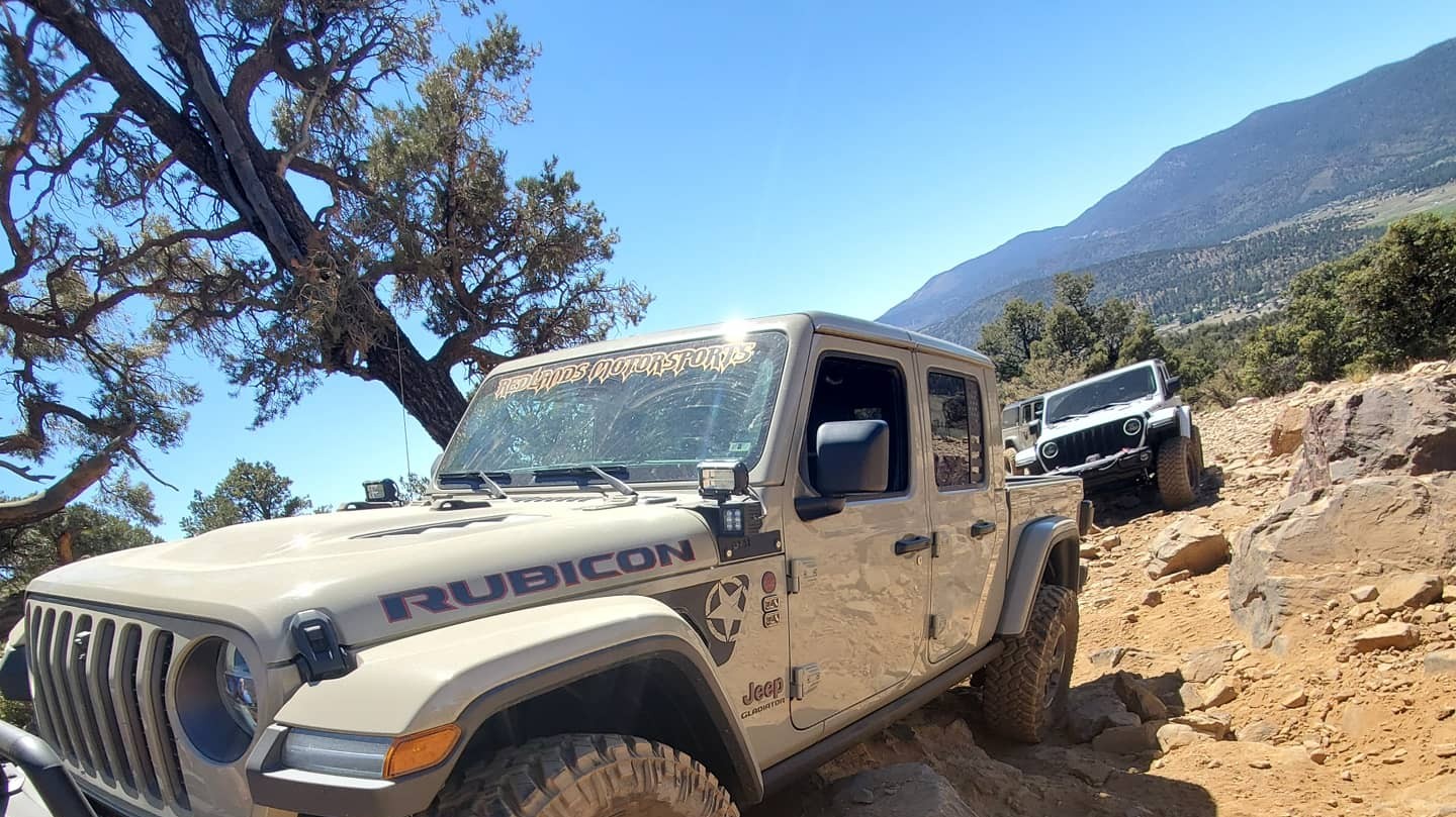 big carl, a white 2020 Jeep Gladiator JT on 40-inch tires with a 3.5-inch lift, photo 26 of 27